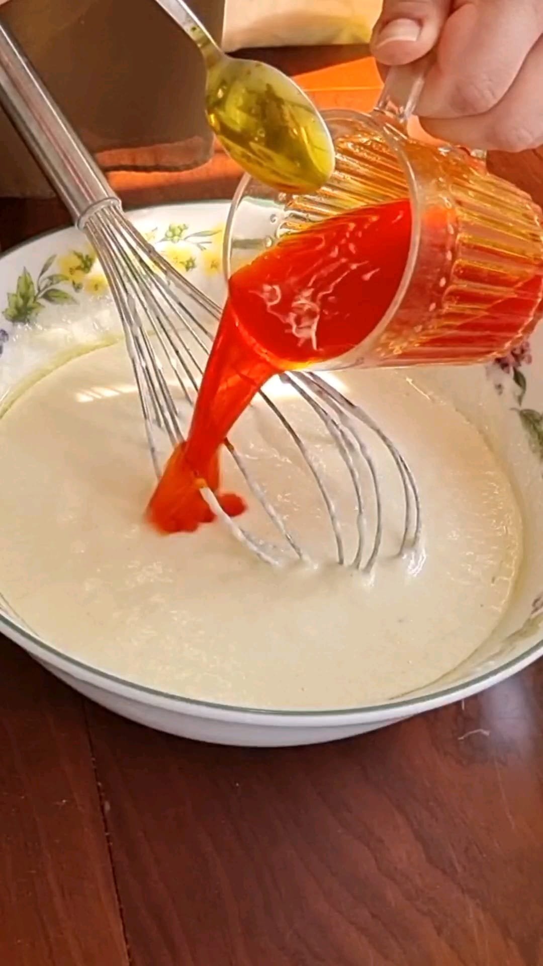 Add saffron to the yogurt and mix.