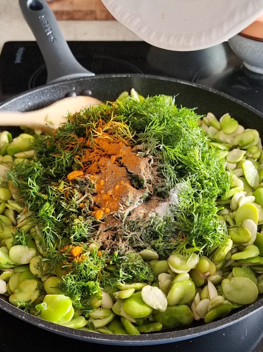 Add the black pepper, turmeric and salt to the dill and garlic.