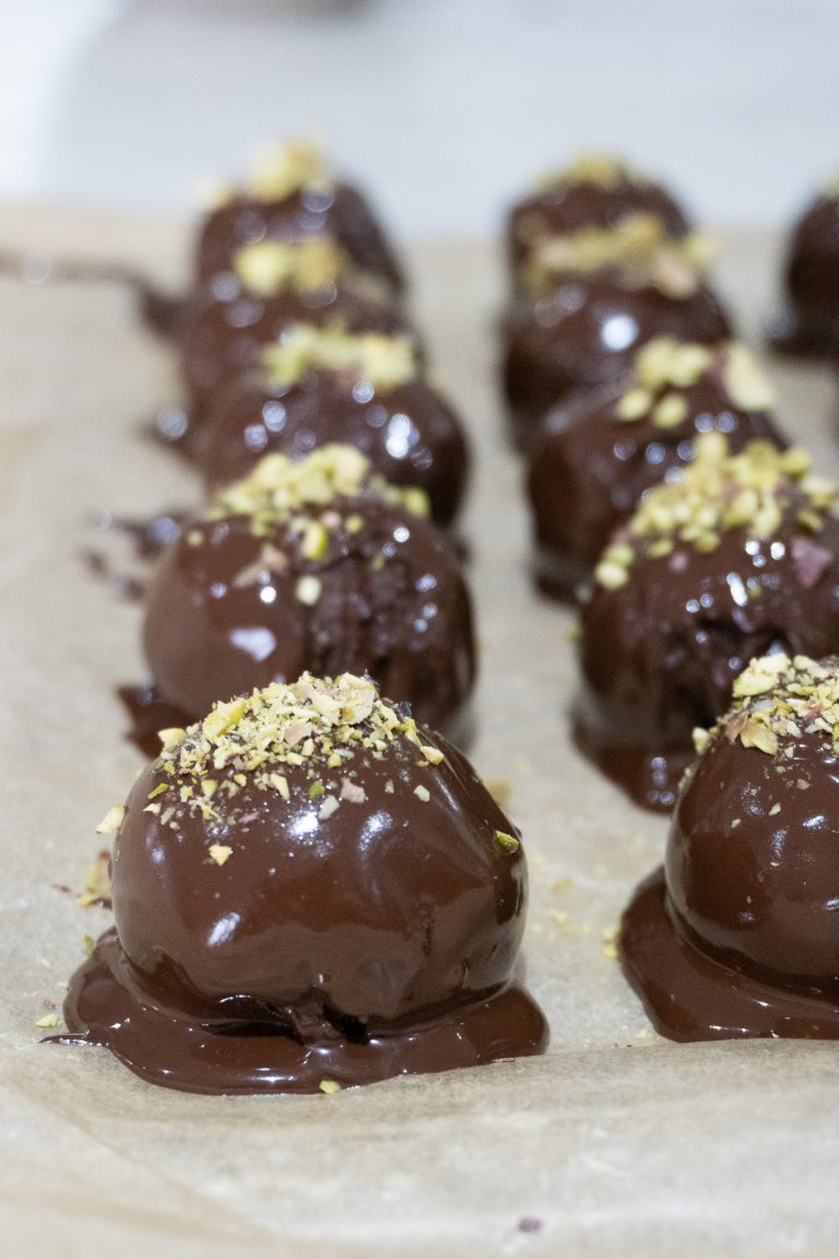 10 Minute Chocolate Date Truffle